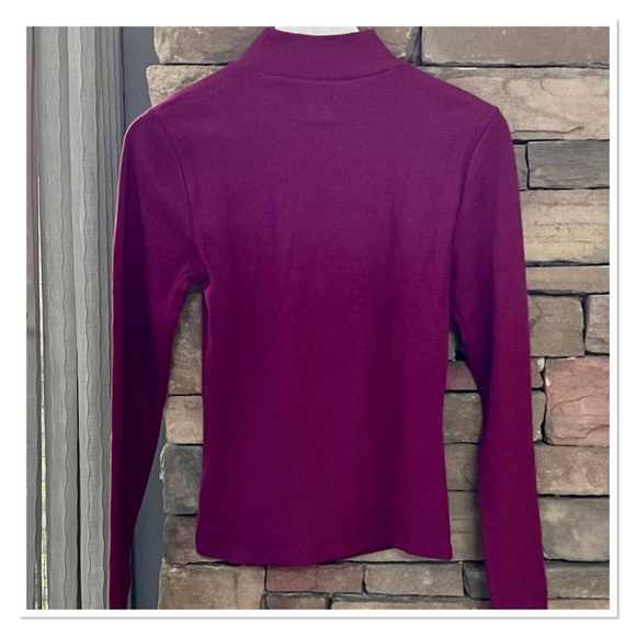 GAP Rib Cutout Top - Picture 3 of 8